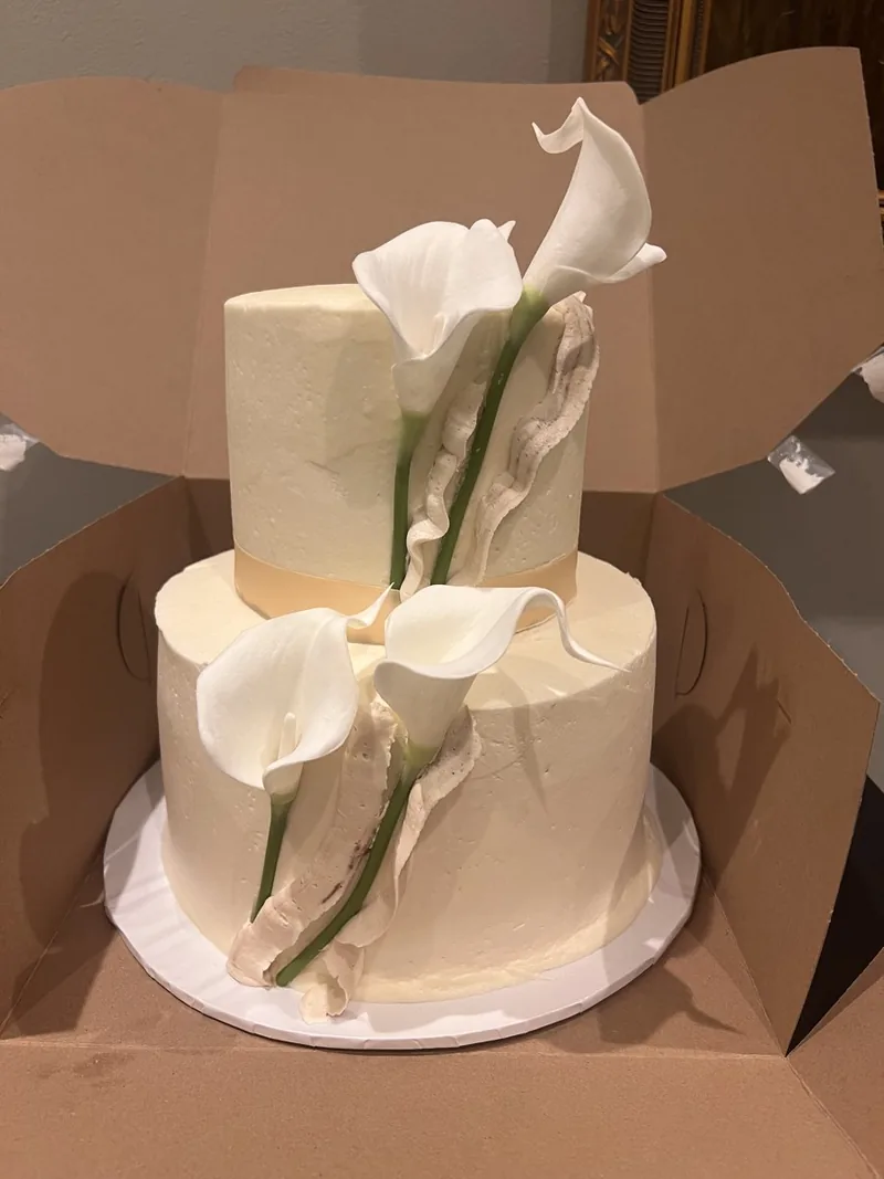 Two-tier ivory cake with calla lilies